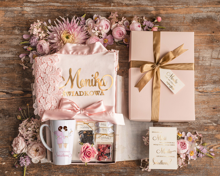 Prezenty dla świadków boxy prezentowe dla Świadkowej, prośba o świadkowanie  box prezentowy dla druhny satynowy szlafrok z koronką, imię  świadkowej na szlafroku 0
