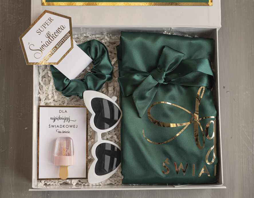 Prezenty dla świadków boxy prezentowe dla Świadkowej, prośba o świadkowanie  prezent dla świadkowej, pomysł na prezent dla świadkowej, Box prezentowy dla świadkowej z zielonym szlafrokiem, zestaw prezentowy dla druhny6