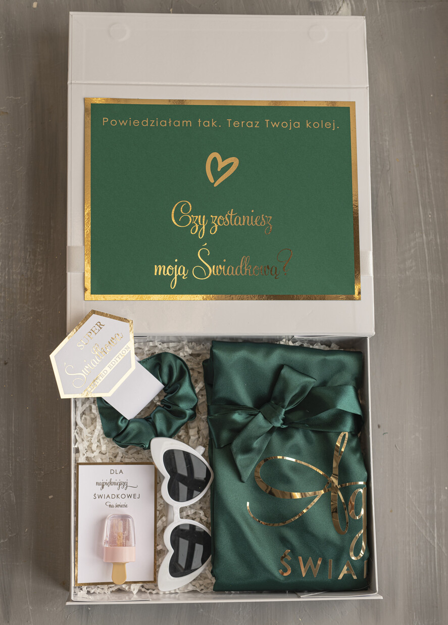 Prezenty dla świadków boxy prezentowy dla Świadkowej, prośba o świadkowanie  prezent dla świadkowej, pomysł na prezent dla świadkowej, Box prezentowy dla świadkowej z zielonym szlafrokiem, zestaw prezentowy dla druhny2