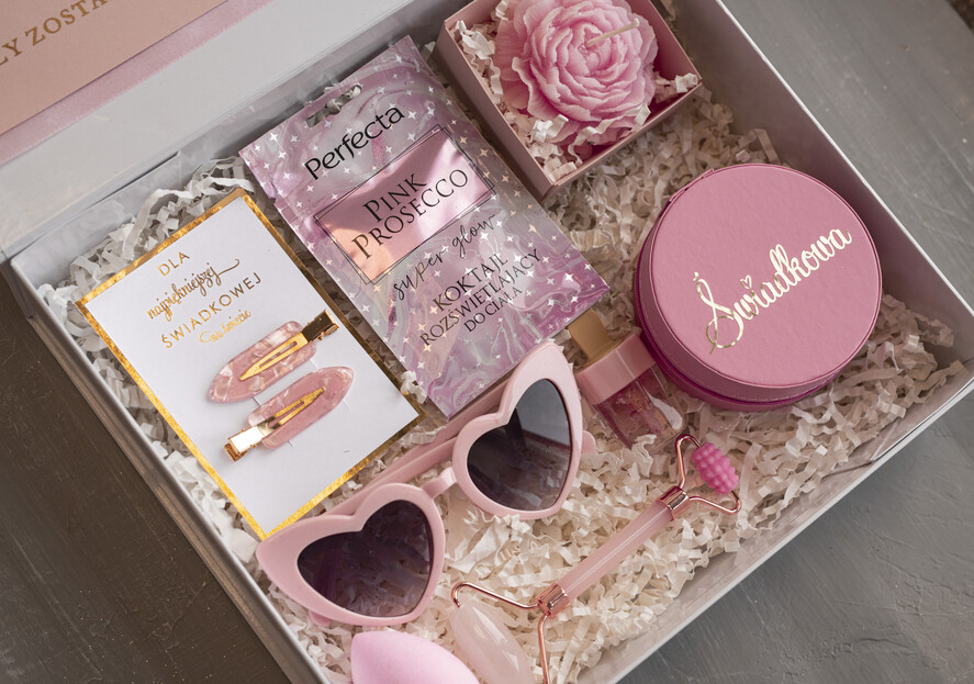 Prezenty dla świadków boxy prezentowe dla Świadkowej, prośba o świadkowanie  prośba o świadkowanie pomysł na prezent dla świadkowej, box kosmetyczny dla świadkowej i druhny, oryginalny prezent dla świadkowej 3
