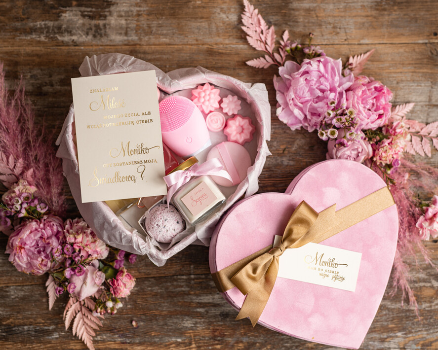 Prezenty dla świadków boxy prezentowe dla Świadkowej, prośba o świadkowanie  Prośba o Świadkowanie Serce Prezentowe Z kubkiem - Prezent dla Świadkowej  Zestaw Ksometyków Czy zostaniesz moją Świadkową?3