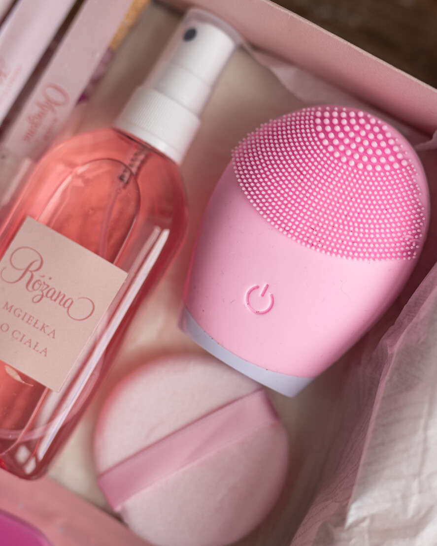 Prezenty dla świadków boxy prezentowy dla Świadkowej, prośba o świadkowanie  Prośba o Świadkowanie - Prezent dla Świadkowej Zestaw Kosmetyków Czy zostaniesz moją Świadkową?- Myjka Silikonowa1