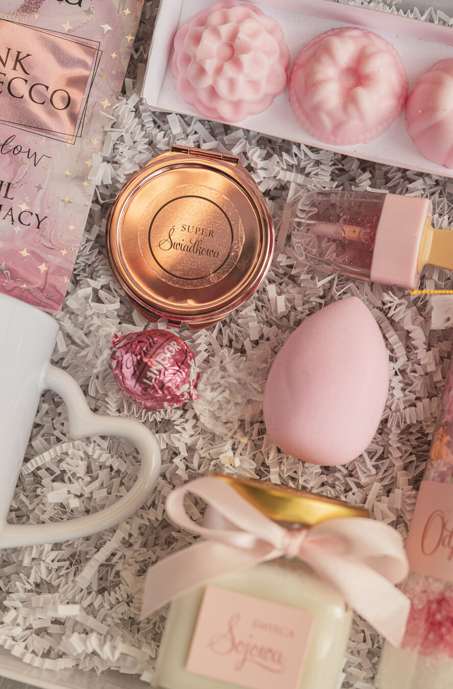 Prezenty dla świadków boxy prezentowe dla Świadkowej, prośba o świadkowanie  pomysł na prośbę o świadkowanie, prezent dla świadkowej zestaw kosmetyków, kubek dla świadkowej, box prezentowy dla świadkowej i druhny3