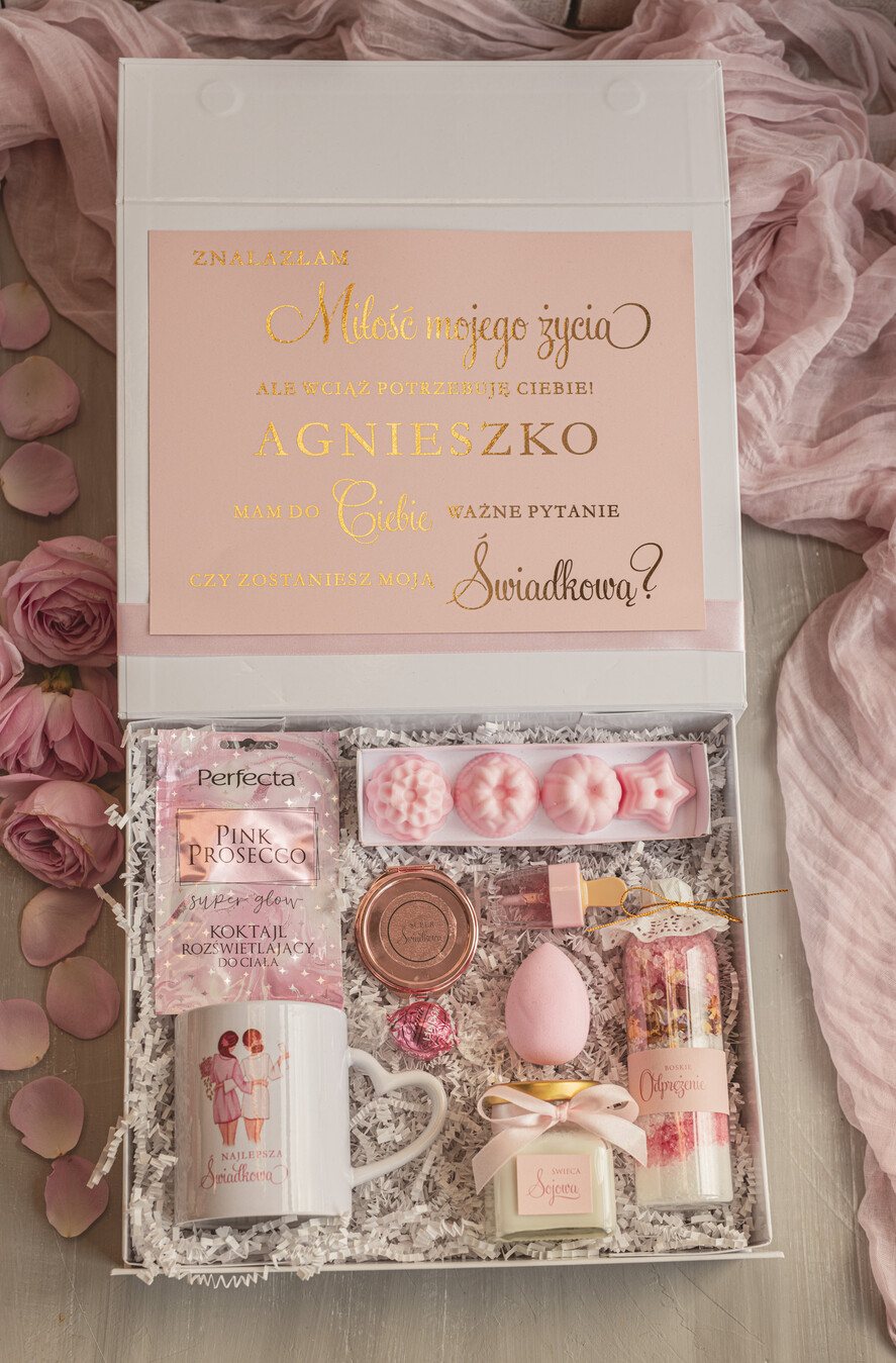 Prezenty dla świadków boxy prezentowe dla Świadkowej, prośba o świadkowanie  pomysł na prośbę o świadkowanie, prezent dla świadkowej zestaw kosmetyków, kubek dla świadkowej, box prezentowy dla świadkowej i druhny0