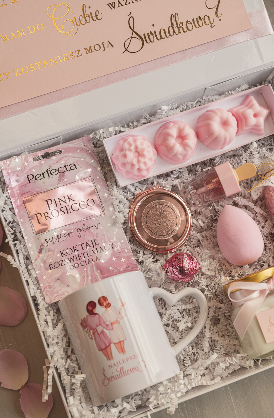 Prezenty dla świadków boxy prezentowy dla Świadkowej, prośba o świadkowanie  pomysł na prośbę o świadkowanie, prezent dla świadkowej zestaw kosmetyków, kubek dla świadkowej, box prezentowy dla świadkowej i druhny1