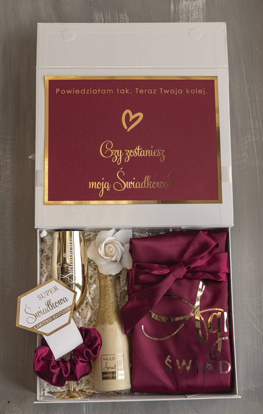 Prezenty dla świadków boxy prezentowy dla Świadkowej, prośba o świadkowanie  czy zostaniesz moją świadkową pomysł na prezent dla świadkowej, Box prezentowy dla świadkowej z bordowym szlafrokiem, zestaw prezentowy dla druhny1