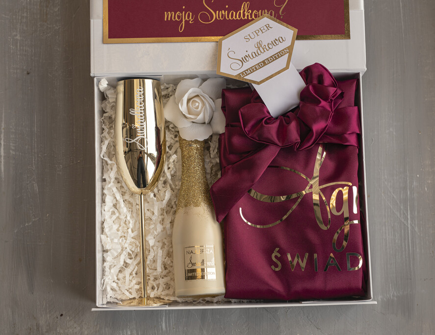 Prezenty dla świadków boxy prezentowy dla Świadkowej, prośba o świadkowanie  czy zostaniesz moją świadkową pomysł na prezent dla świadkowej, Box prezentowy dla świadkowej z bordowym szlafrokiem, zestaw prezentowy dla druhny2
