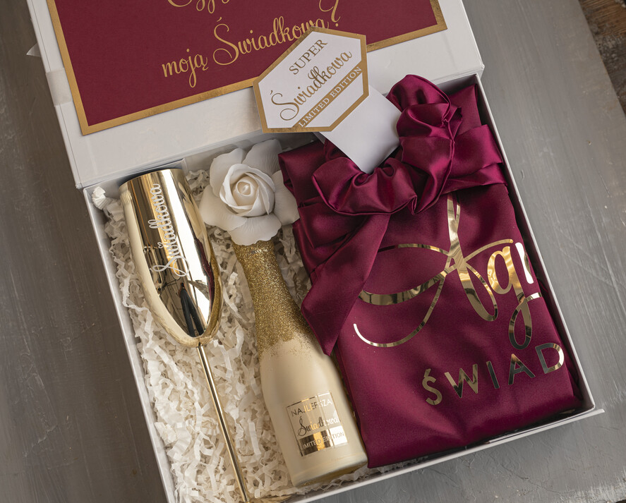 Prezenty dla świadków boxy prezentowy dla Świadkowej, prośba o świadkowanie  czy zostaniesz moją świadkową pomysł na prezent dla świadkowej, Box prezentowy dla świadkowej z bordowym szlafrokiem, zestaw prezentowy dla druhny4