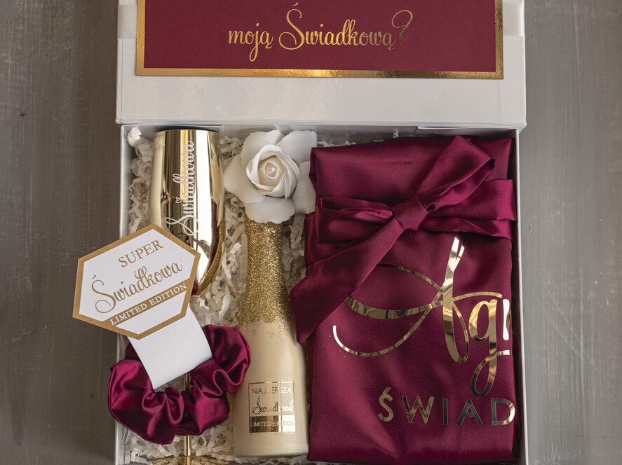 Prezenty dla świadków boxy prezentowy dla Świadkowej, prośba o świadkowanie  czy zostaniesz moją świadkową pomysł na prezent dla świadkowej, Box prezentowy dla świadkowej z bordowym szlafrokiem, zestaw prezentowy dla druhny7