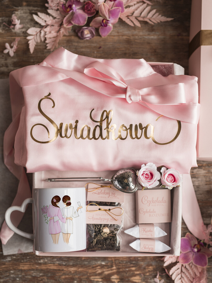 Prezenty dla świadków boxy prezentowe dla Świadkowej, prośba o świadkowanie  Szlafrok dla Świadkowej ze złotym Napisem - Prośba o Świadkowanie Kubek Serduszko i zaparzacz1