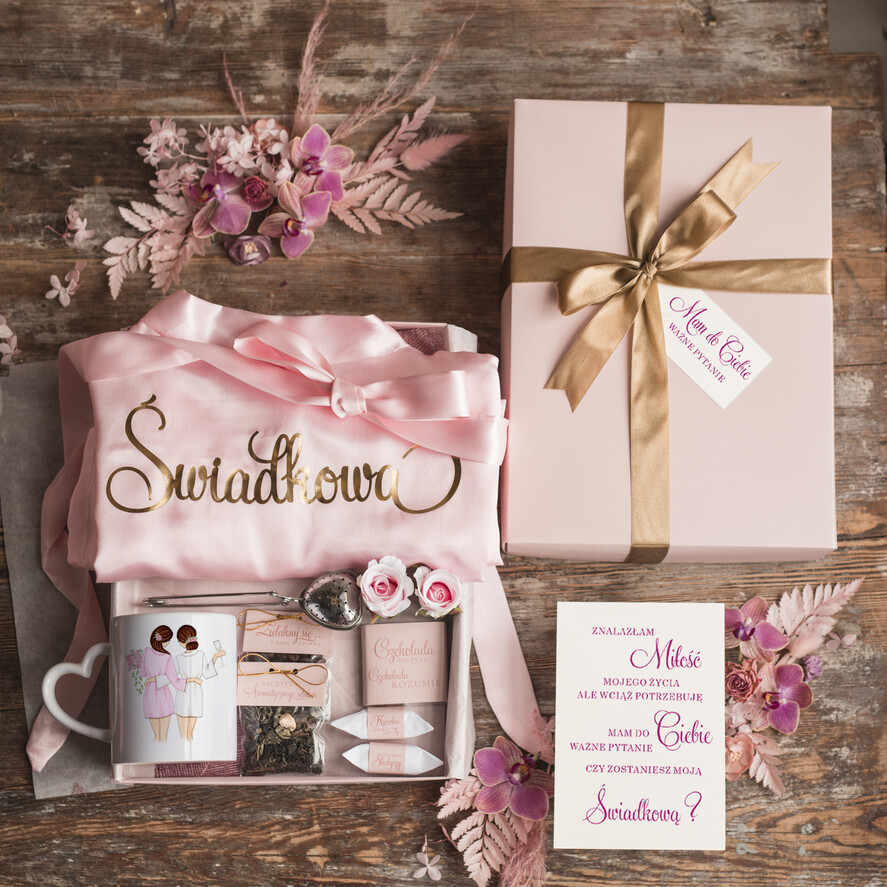 Prezenty dla świadków boxy prezentowe dla Świadkowej, prośba o świadkowanie  Szlafrok dla Świadkowej ze złotym Napisem - Prośba o Świadkowanie Kubek Serduszko i zaparzacz0