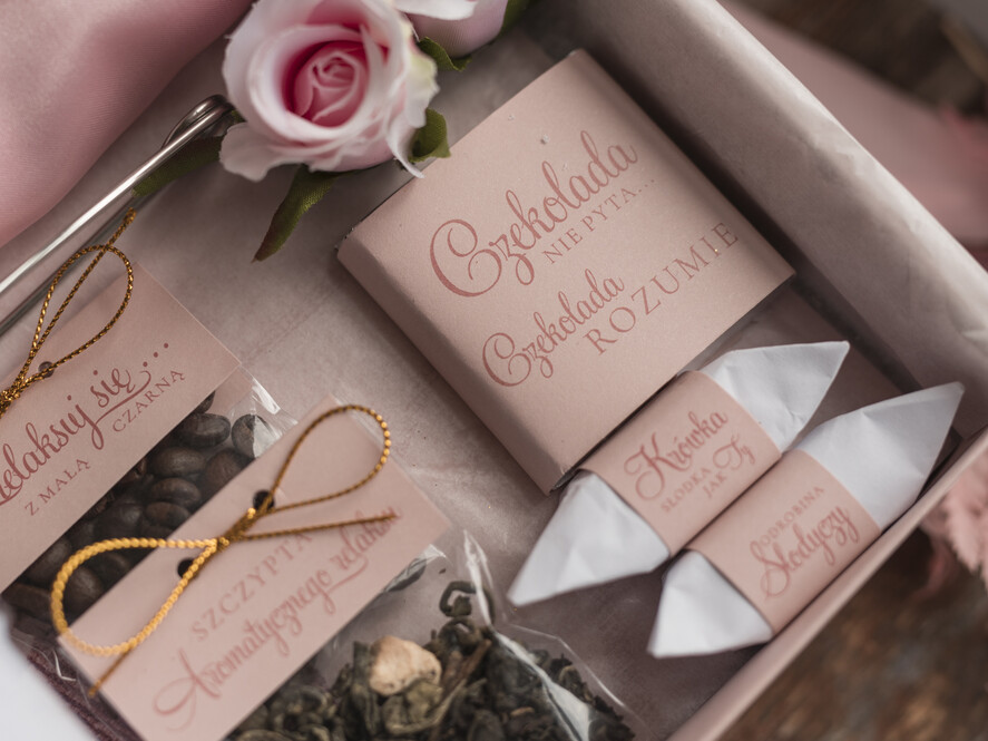 Prezenty dla świadków boxy prezentowy dla Świadkowej, prośba o świadkowanie  Szlafrok dla Świadkowej ze złotym Napisem - Prośba o Świadkowanie Kubek Serduszko i zaparzacz2