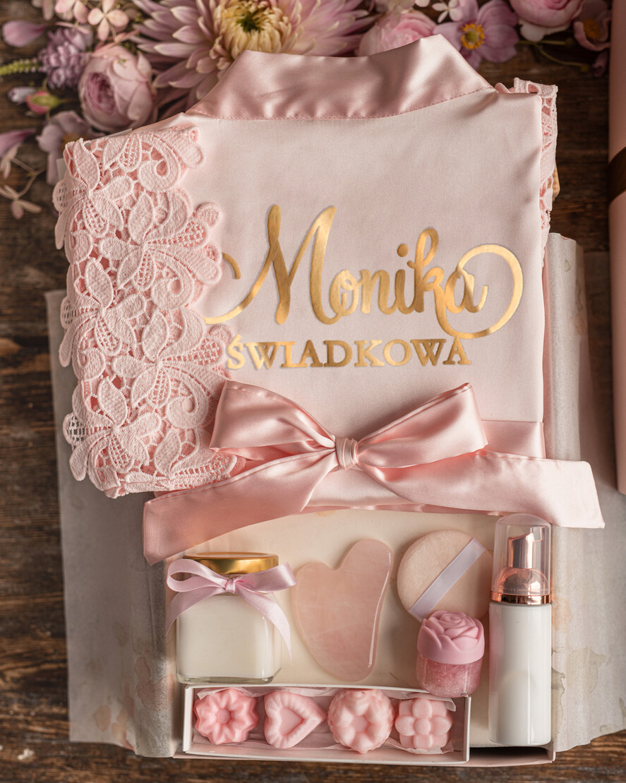 Prezenty dla świadków boxy prezentowy dla Świadkowej, prośba o świadkowanie  pomysł na prośbę o świadkowanie satynowy szlafrok z koronką napis na plecach 1