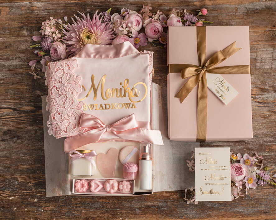 Prezenty dla świadków boxy prezentowy dla Świadkowej, prośba o świadkowanie  pomysł na prośbę o świadkowanie satynowy szlafrok z koronką napis na plecach 0