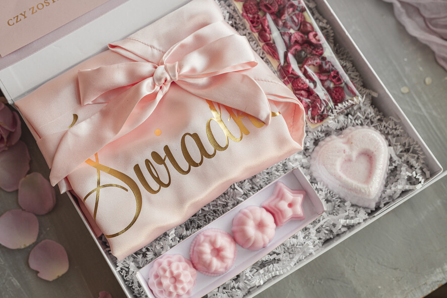 Prezenty dla świadków boxy prezentowe dla Świadkowej, prośba o świadkowanie  Szlafrok Dla Świadkowej Ze Złotym Napisem - Prośba o Świadkowanie Box Prezentowy, prezent dla świadkowej w białym pudełku, Imię świadkowej na pudełku 6