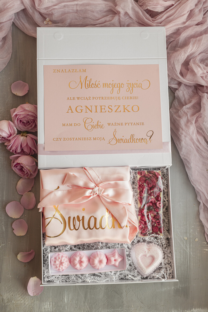 Prezenty dla świadków boxy prezentowy dla Świadkowej, prośba o świadkowanie  Szlafrok Dla Świadkowej Ze Złotym Napisem - Prośba o Świadkowanie Box Prezentowy, prezent dla świadkowej w białym pudełku, Imię świadkowej na pudełku 1