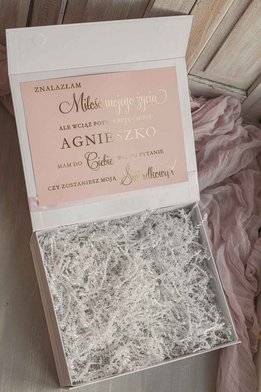 Prezenty dla świadków boxy prezentowy dla Świadkowej, prośba o świadkowanie  Szlafrok Dla Świadkowej Ze Złotym Napisem - Prośba o Świadkowanie Box Prezentowy, prezent dla świadkowej w białym pudełku, Imię świadkowej na pudełku 10