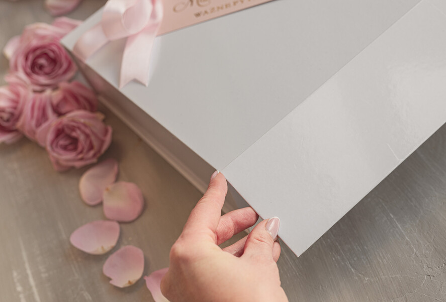 Prezenty dla świadków boxy prezentowy dla Świadkowej, prośba o świadkowanie  Szlafrok Dla Świadkowej Ze Złotym Napisem - Prośba o Świadkowanie Box Prezentowy, prezent dla świadkowej w białym pudełku, Imię świadkowej na pudełku 7