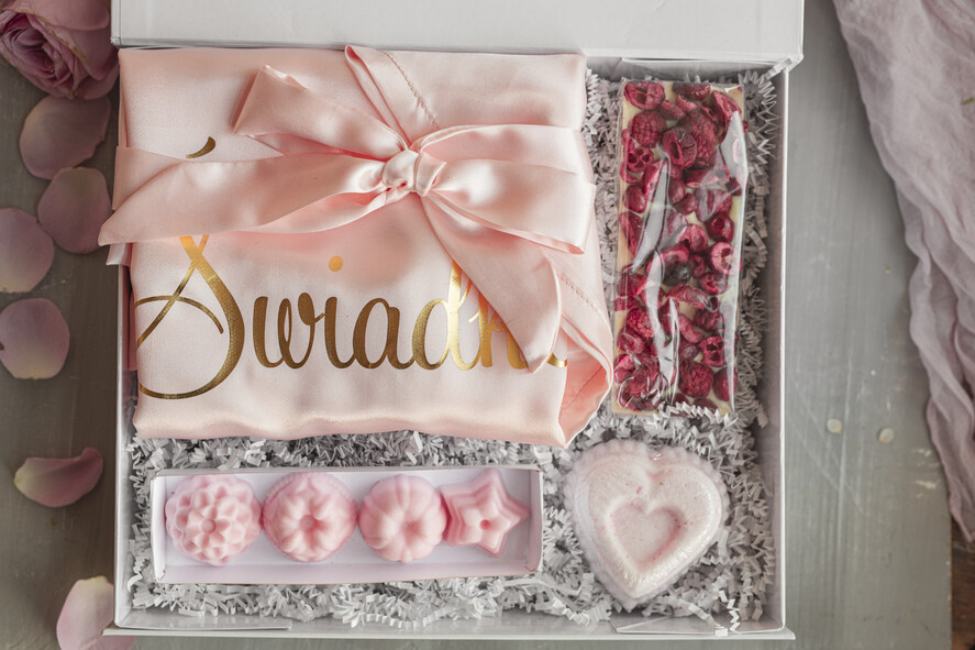 Prezenty dla świadków boxy prezentowy dla Świadkowej, prośba o świadkowanie  Szlafrok Dla Świadkowej Ze Złotym Napisem - Prośba o Świadkowanie Box Prezentowy, prezent dla świadkowej w białym pudełku, Imię świadkowej na pudełku 8