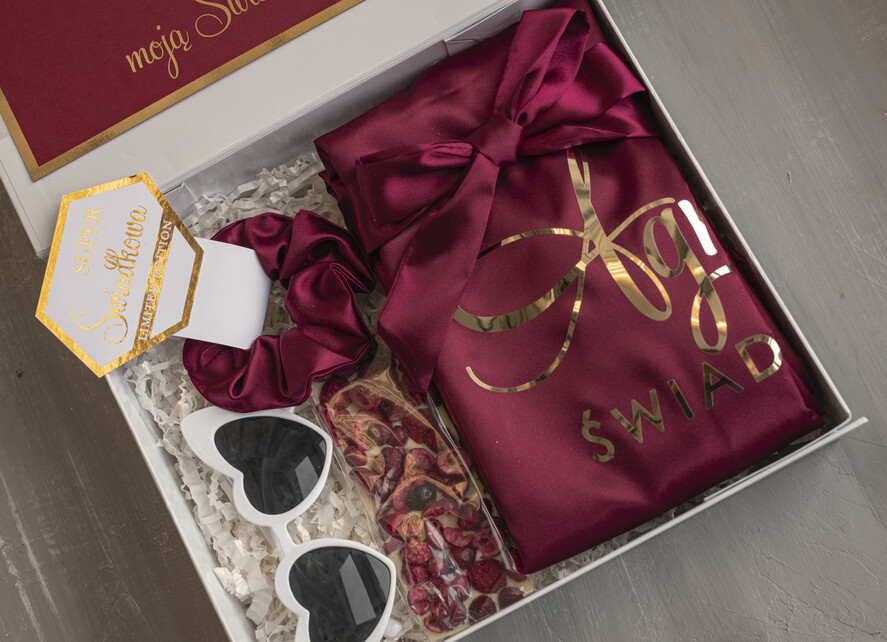 Prezenty dla świadków boxy prezentowe dla Świadkowej, prośba o świadkowanie  prezent dla druhny, pomysł na prezent dla świadkowej, Box prezentowy dla świadkowej z bordowym szlafrokiem, zestaw prezentowy dla druhny6