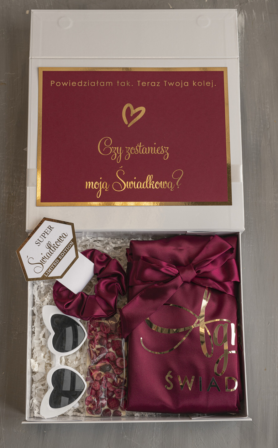 Prezenty dla świadków boxy prezentowe dla Świadkowej, prośba o świadkowanie  prezent dla druhny, pomysł na prezent dla świadkowej, Box prezentowy dla świadkowej z bordowym szlafrokiem, zestaw prezentowy dla druhny7
