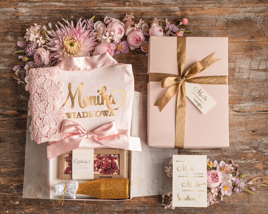 Prezenty dla świadków boxy prezentowy dla Świadkowej, prośba o świadkowanie  pomysł na prośbę o świadkowanie zestaw prezentowy z satynowym szlafrokiem 0