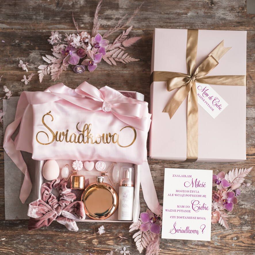 Prezenty dla świadków boxy prezentowe dla Świadkowej, prośba o świadkowanie  Szlafrok dla Świadkowej ze złotym Napisem - Prośba o Świadkowanie Roller i Damska Piersiówka1