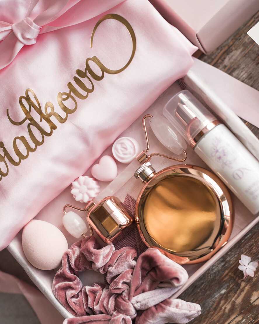 Prezenty dla świadków boxy prezentowe dla Świadkowej, prośba o świadkowanie  Szlafrok dla Świadkowej ze złotym Napisem - Prośba o Świadkowanie Roller i Damska Piersiówka3