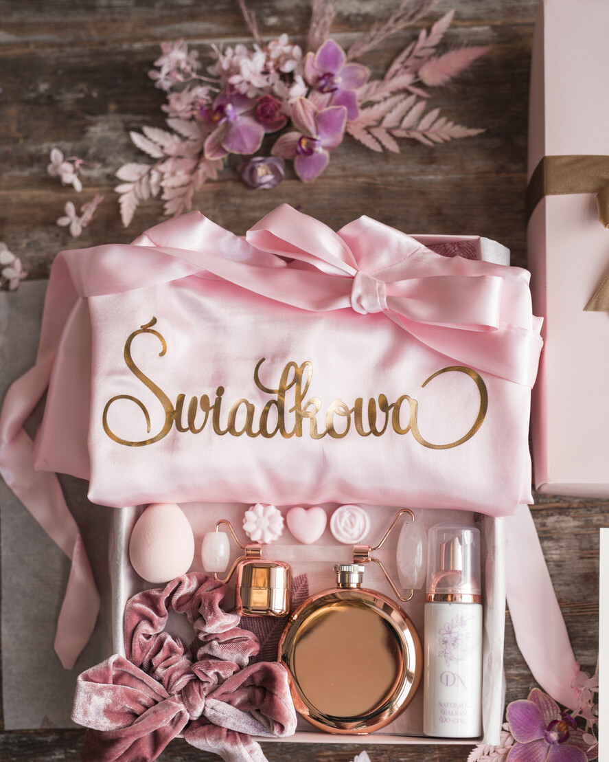 Prezenty dla świadków boxy prezentowy dla Świadkowej, prośba o świadkowanie  Szlafrok dla Świadkowej ze złotym Napisem - Prośba o Świadkowanie Roller i Damska Piersiówka2