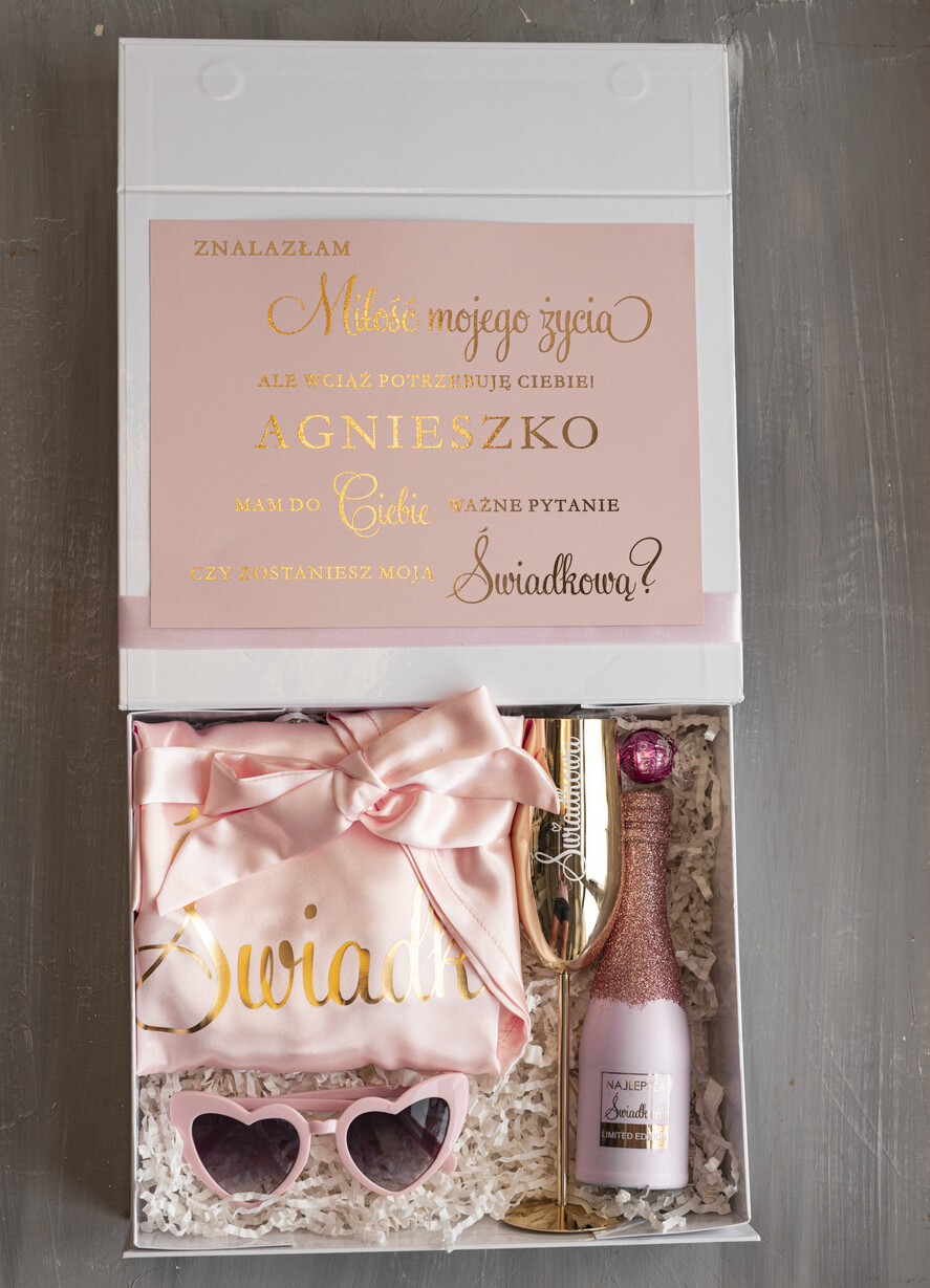 Prezenty dla świadków boxy prezentowy dla Świadkowej, prośba o świadkowanie  czy zostaniesz moją świadkową, prezent dla świadkowej zestaw ze szlafrokiem, złoty kieliszek i brokatowa butelka, box prezentowy dla świadkowej i druhny1