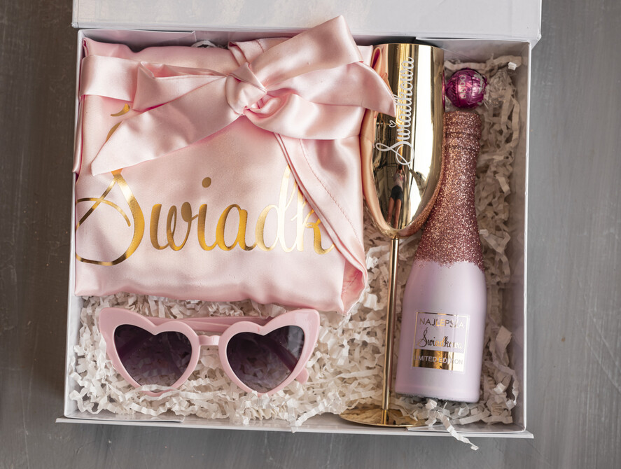 Prezenty dla świadków boxy prezentowy dla Świadkowej, prośba o świadkowanie  czy zostaniesz moją świadkową, prezent dla świadkowej zestaw ze szlafrokiem, złoty kieliszek i brokatowa butelka, box prezentowy dla świadkowej i druhny2