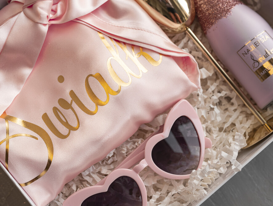 Prezenty dla świadków boxy prezentowy dla Świadkowej, prośba o świadkowanie  czy zostaniesz moją świadkową, prezent dla świadkowej zestaw ze szlafrokiem, złoty kieliszek i brokatowa butelka, box prezentowy dla świadkowej i druhny9