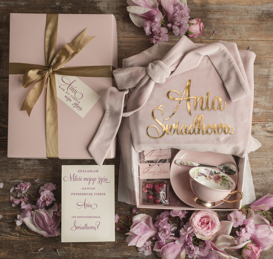 Prezenty dla świadków boxy prezentowe dla Świadkowej, prośba o świadkowanie  Welurowy Szlafrok dla Świadkowej Prośba o świadkowanie zestaw Różowa Boho filiżanka z łyżeczką2