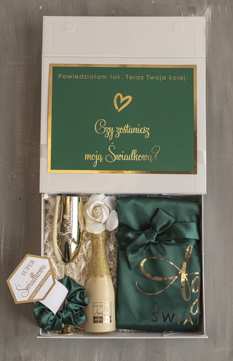 Prezenty dla świadków boxy prezentowy dla Świadkowej, prośba o świadkowanie  szlafrok z napisem świadkowa, czy zostaniesz moją świadkową, Box prezentowy dla świadkowej ze złotym kieliszkiem, zestaw prezentowy dla druhny1