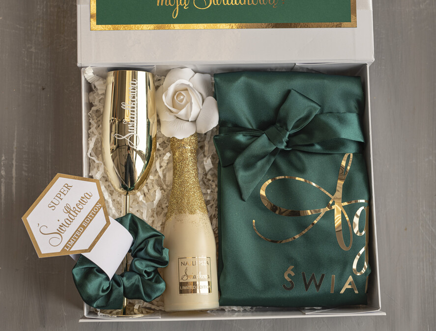Prezenty dla świadków boxy prezentowy dla Świadkowej, prośba o świadkowanie  szlafrok z napisem świadkowa, czy zostaniesz moją świadkową, Box prezentowy dla świadkowej ze złotym kieliszkiem, zestaw prezentowy dla druhny3