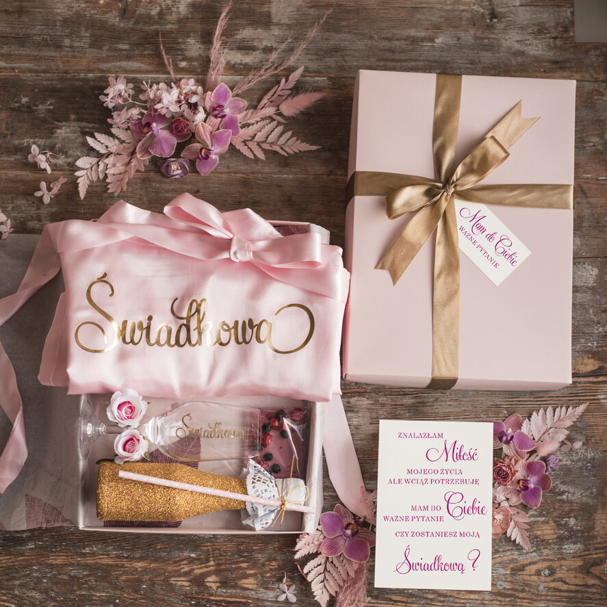 Prezenty dla świadków boxy prezentowe dla Świadkowej, prośba o świadkowanie  Szlafrok dla Świadkowej ze złotym Napisem - Prośba o Świadkowanie brokatowy szampanek i kieliszek1