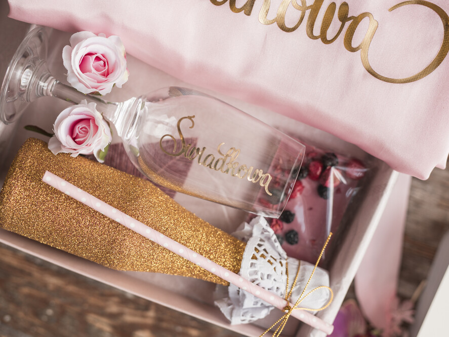 Prezenty dla świadków boxy prezentowe dla Świadkowej, prośba o świadkowanie  Szlafrok dla Świadkowej ze złotym Napisem - Prośba o Świadkowanie brokatowy szampanek i kieliszek3