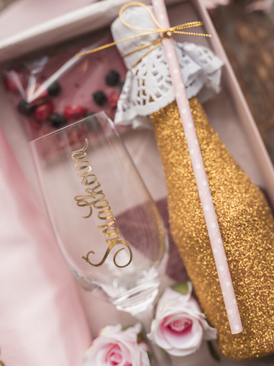 Prezenty dla świadków boxy prezentowe dla Świadkowej, prośba o świadkowanie  Szlafrok dla Świadkowej ze złotym Napisem - Prośba o Świadkowanie brokatowy szampanek i kieliszek7