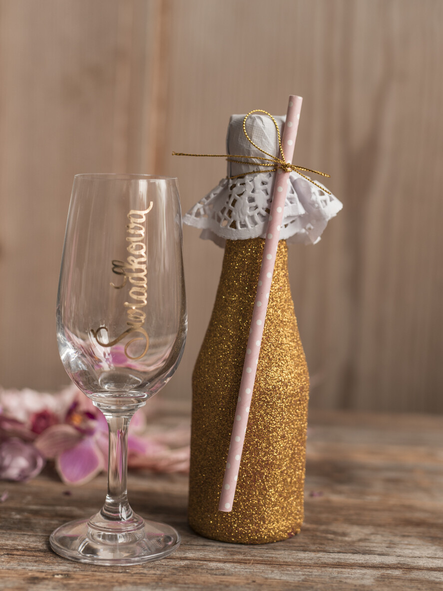 Prezenty dla świadków boxy prezentowe dla Świadkowej, prośba o świadkowanie  Szlafrok dla Świadkowej ze złotym Napisem - Prośba o Świadkowanie brokatowy szampanek i kieliszek8