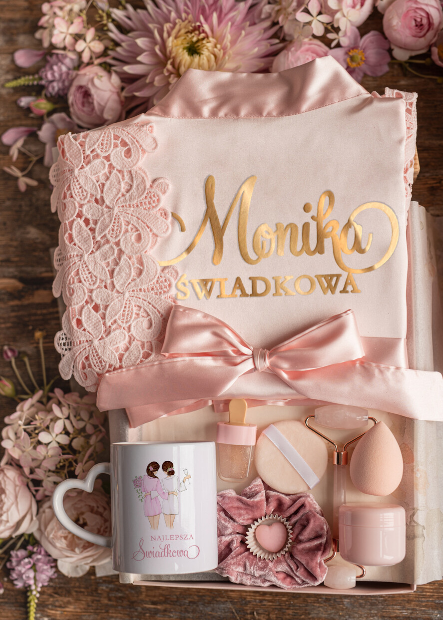 Prezenty dla świadków boxy prezentowe dla Świadkowej, prośba o świadkowanie  różowy satynowy szlafrok z koronką pomysł na prośbę o świadkowanie1