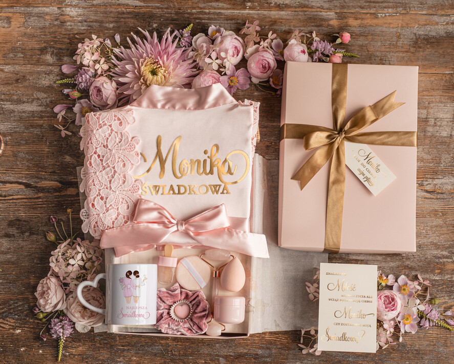 Prezenty dla świadków boxy prezentowe dla Świadkowej, prośba o świadkowanie  różowy satynowy szlafrok z koronką pomysł na prośbę o świadkowanie0