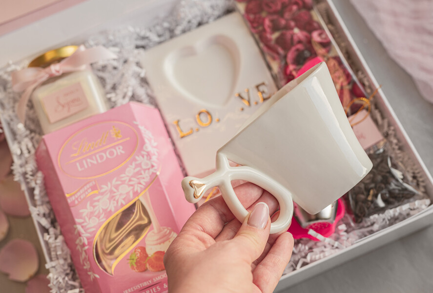 Prezenty dla świadków boxy prezentowy dla Świadkowej, prośba o świadkowanie  pomysł na prośbę o świadkowanie filiżanka serce, prezent dla świadkowej zestaw kosmetyków, kubek dla świadkowej, box prezentowy dla świadkowej i druhny2