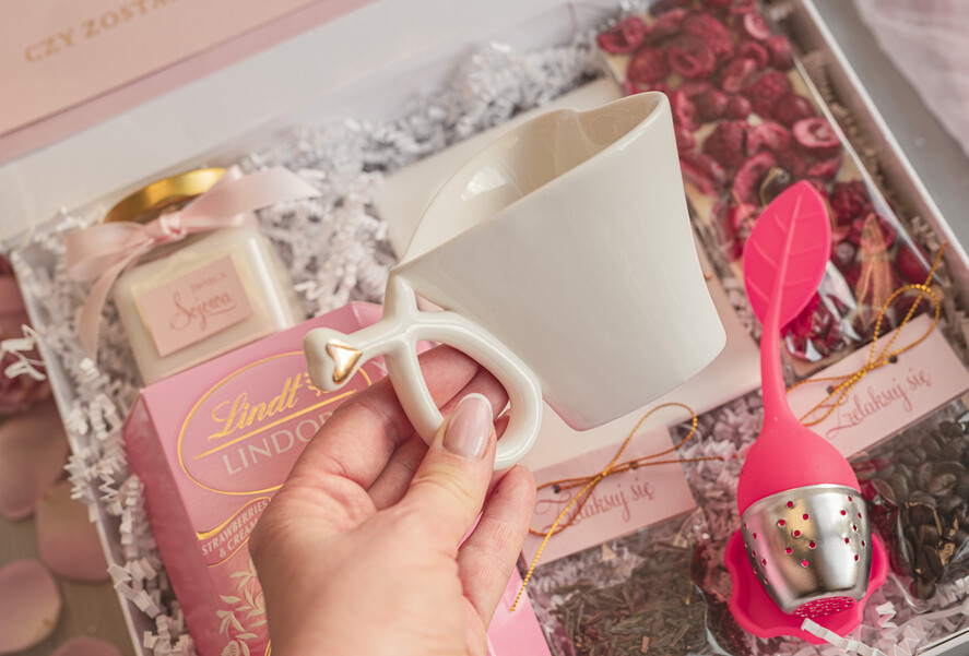 Prezenty dla świadków boxy prezentowy dla Świadkowej, prośba o świadkowanie  pomysł na prośbę o świadkowanie filiżanka serce, prezent dla świadkowej zestaw kosmetyków, kubek dla świadkowej, box prezentowy dla świadkowej i druhny7