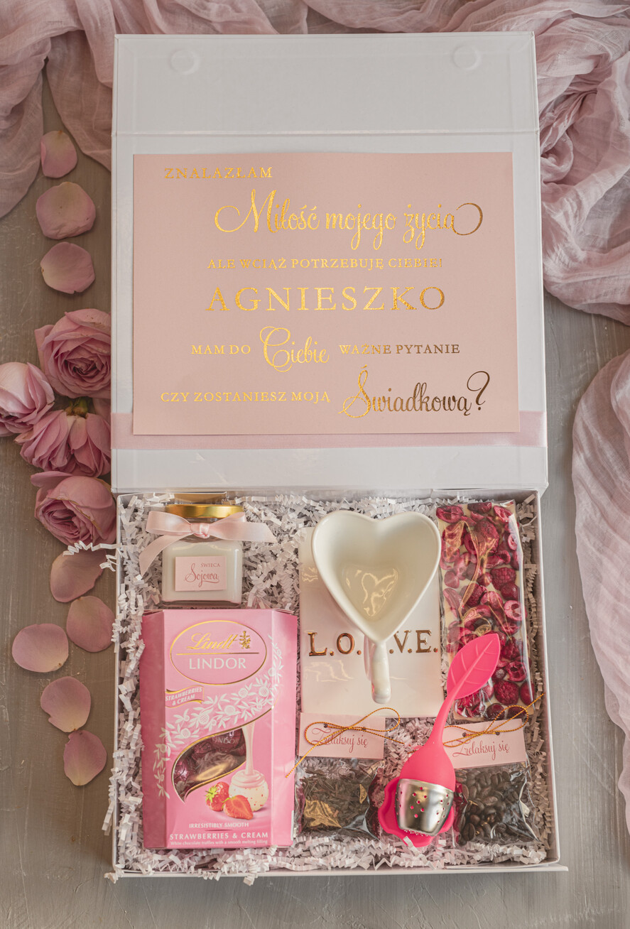 Prezenty dla świadków boxy prezentowy dla Świadkowej, prośba o świadkowanie  pomysł na prośbę o świadkowanie filiżanka serce, prezent dla świadkowej zestaw kosmetyków, kubek dla świadkowej, box prezentowy dla świadkowej i druhny0