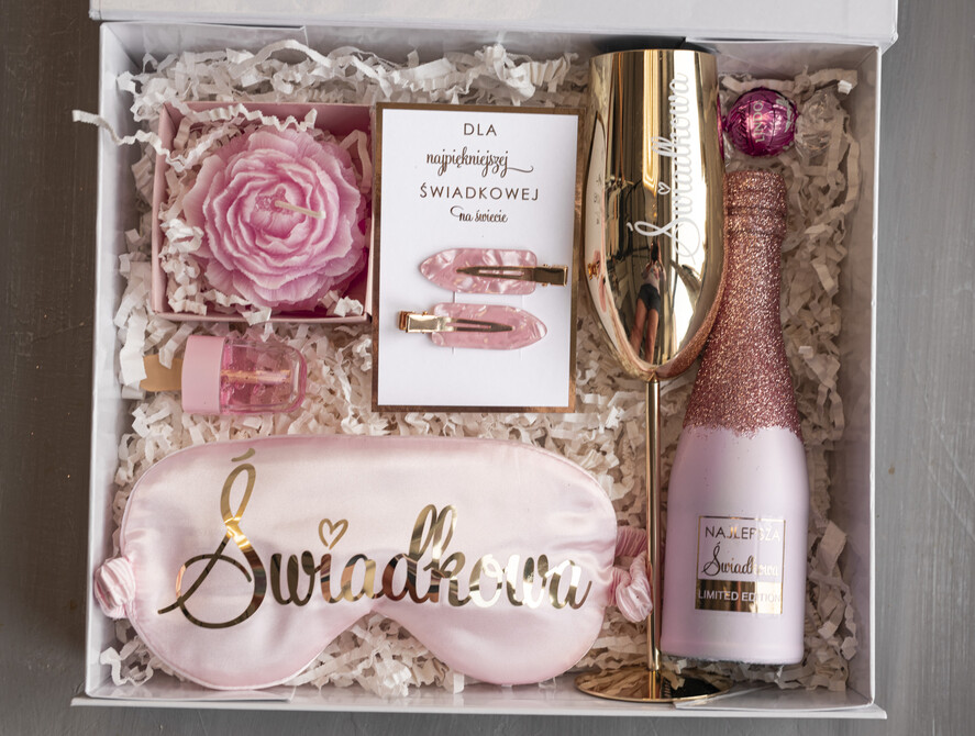 Prezenty dla świadków boxy prezentowe dla Świadkowej, prośba o świadkowanie  pomysł na prośbę o świadkowanie, prezent dla świadkowej zestaw kosmetyków, złoty kieliszek i brokatowa butelka, box prezentowy dla świadkowej i druhny2