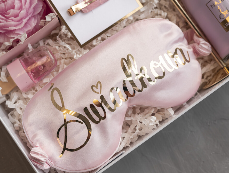 Prezenty dla świadków boxy prezentowe dla Świadkowej, prośba o świadkowanie  pomysł na prośbę o świadkowanie, prezent dla świadkowej zestaw kosmetyków, złoty kieliszek i brokatowa butelka, box prezentowy dla świadkowej i druhny4