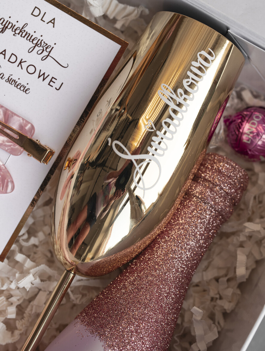 Prezenty dla świadków boxy prezentowy dla Świadkowej, prośba o świadkowanie  pomysł na prośbę o świadkowanie, prezent dla świadkowej zestaw kosmetyków, złoty kieliszek i brokatowa butelka, box prezentowy dla świadkowej i druhny1