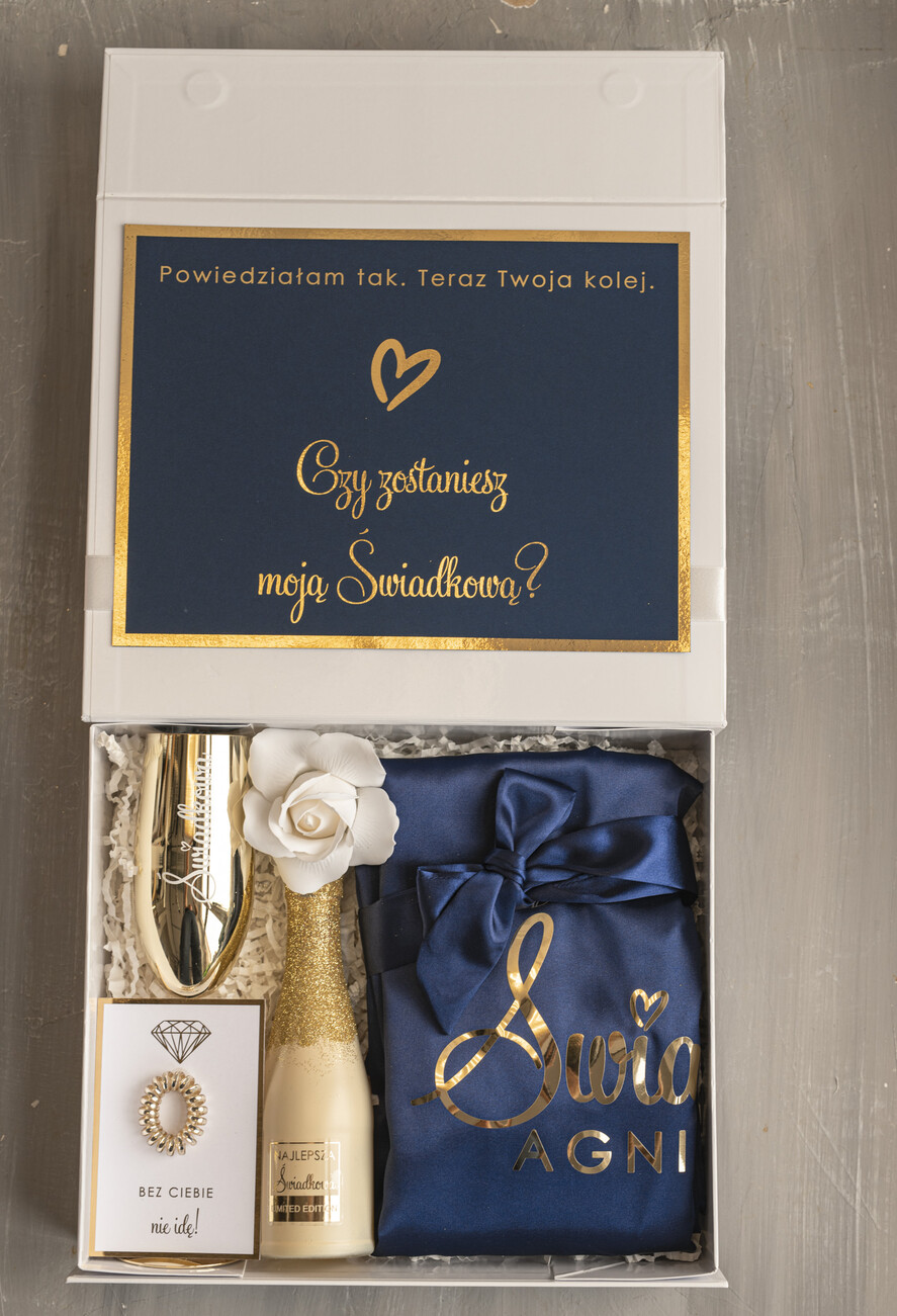 Prezenty dla świadków boxy prezentowe dla Świadkowej, prośba o świadkowanie  czy zostaniesz moją świadkową pomysł na prezent dla świadkowej, Box prezentowy dla świadkowej z granatowym szlafrokiem, zestaw prezentowy dla druhny1