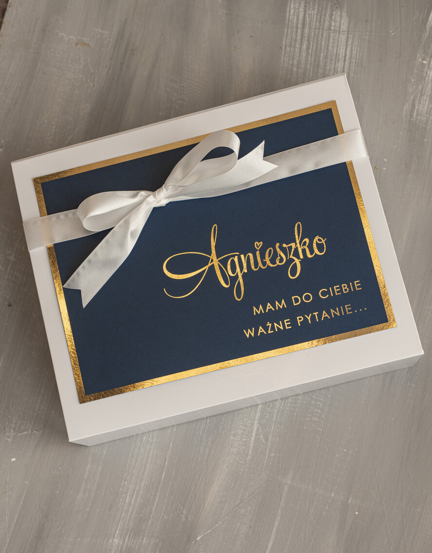 Prezenty dla świadków boxy prezentowy dla Świadkowej, prośba o świadkowanie  czy zostaniesz moją świadkową pomysł na prezent dla świadkowej, Box prezentowy dla świadkowej z granatowym szlafrokiem, zestaw prezentowy dla druhny10