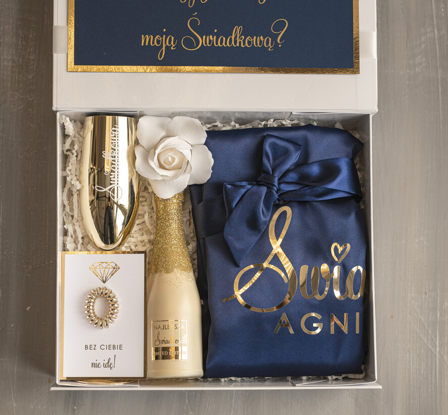 Prezenty dla świadków boxy prezentowy dla Świadkowej, prośba o świadkowanie  czy zostaniesz moją świadkową pomysł na prezent dla świadkowej, Box prezentowy dla świadkowej z granatowym szlafrokiem, zestaw prezentowy dla druhny2